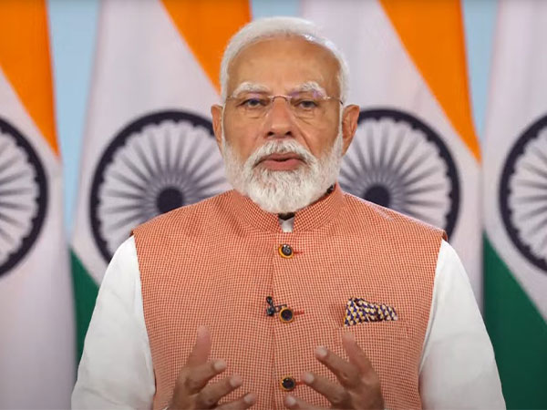ThDesiSensation's tweet photo. "🇮🇳🇷🇺 पीएम मोदी: भारत-रूस रिश्ता ध्रुव तारा जैसा मजबूत! नई ट्रेड डील्स पर साइन। यूक्रेन में शांति की पुकार। #IndiaRussia #BreakingNews" https://t.co/LrStfQposO