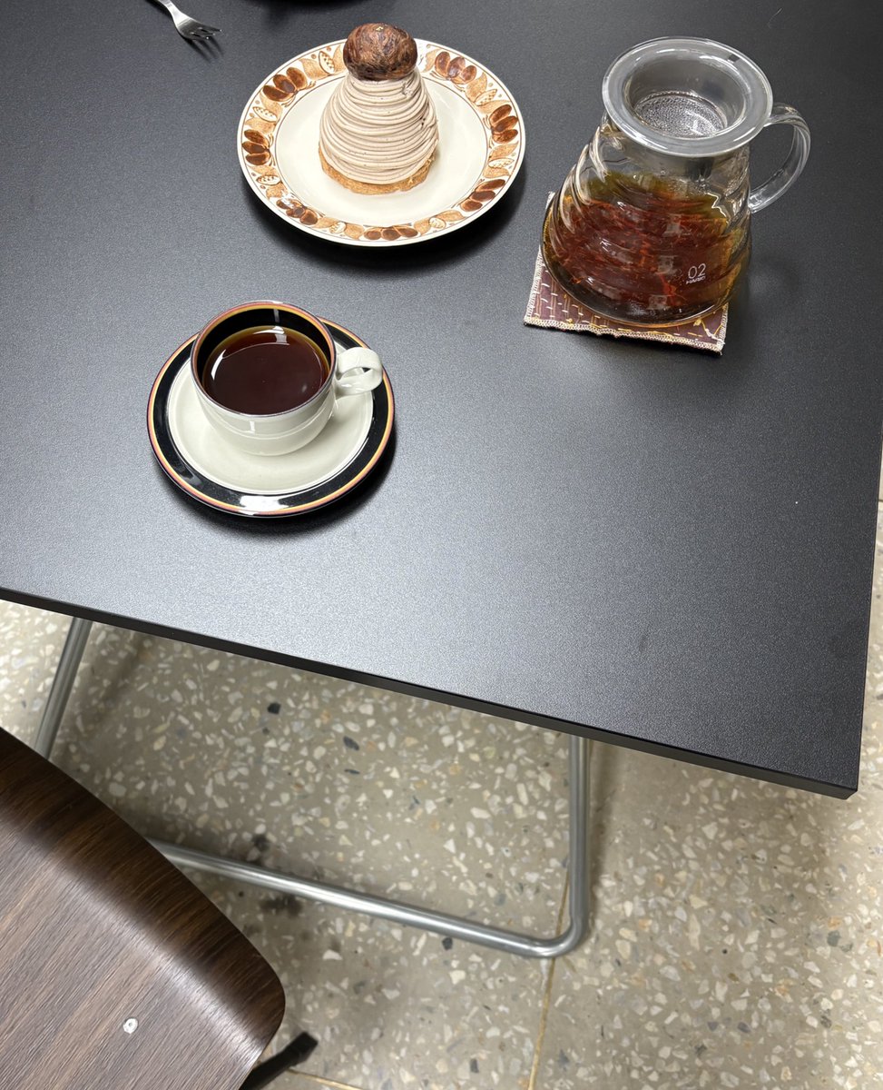 이케아 <군데>
사무실 간이테이블로 적당한거 찾다가 샀는데 꽤 견고함. 접이식 모듈이 탄탄해서 상판 흔들림이 적다. 기름얼룩이 잘 보이는 블랙무광이나 잘 닦이고 묵직한 편이라 작업 테이블로도 괜찮은듯. 
#내돈