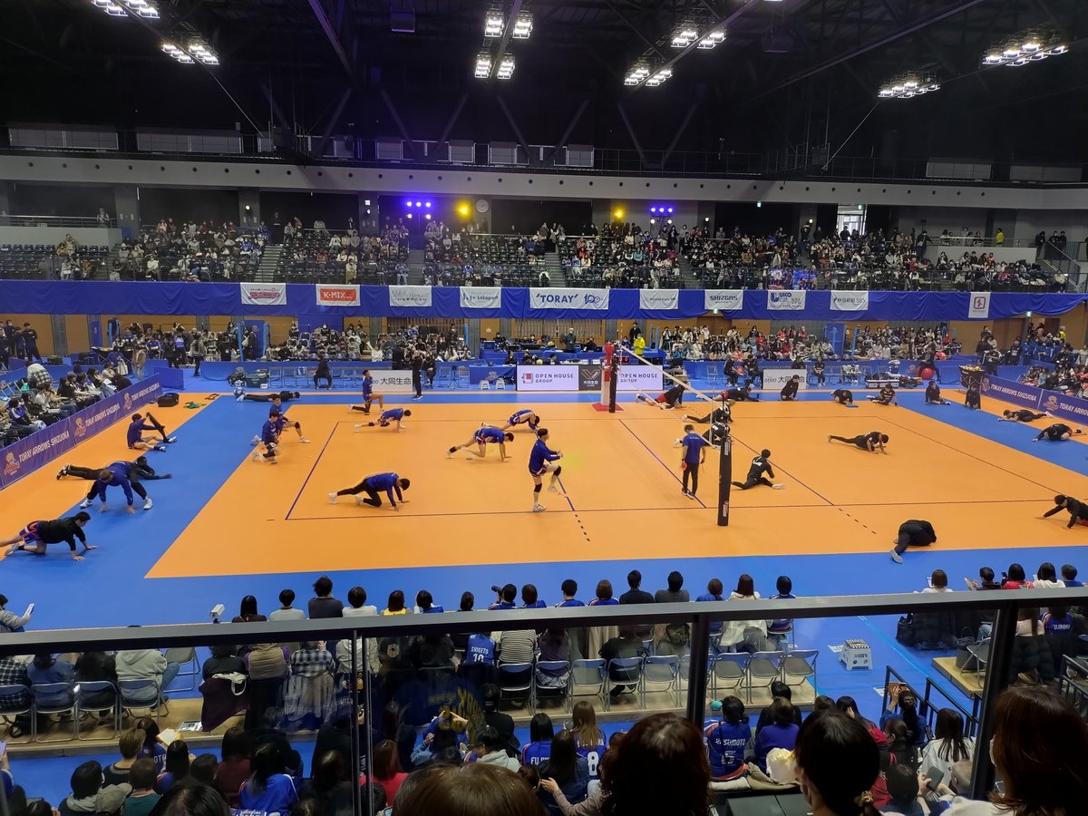 nsyar1's tweet photo. 今週末は東レアローズホームゲーム🏐
会場は私がフィットネス講座の木曜日ZUMBAを担当している #沼津総合体育館 にて！
相手は強敵サントリーサンバーズ
地元応援🙌今日はここから応援🔈️
頑張れ東レ‼️
#バレーボール
#沼津市 #函南町　
#東レアローズ静岡
#山田大貴 選手推し！ https://t.co/TtNlgA8xv4