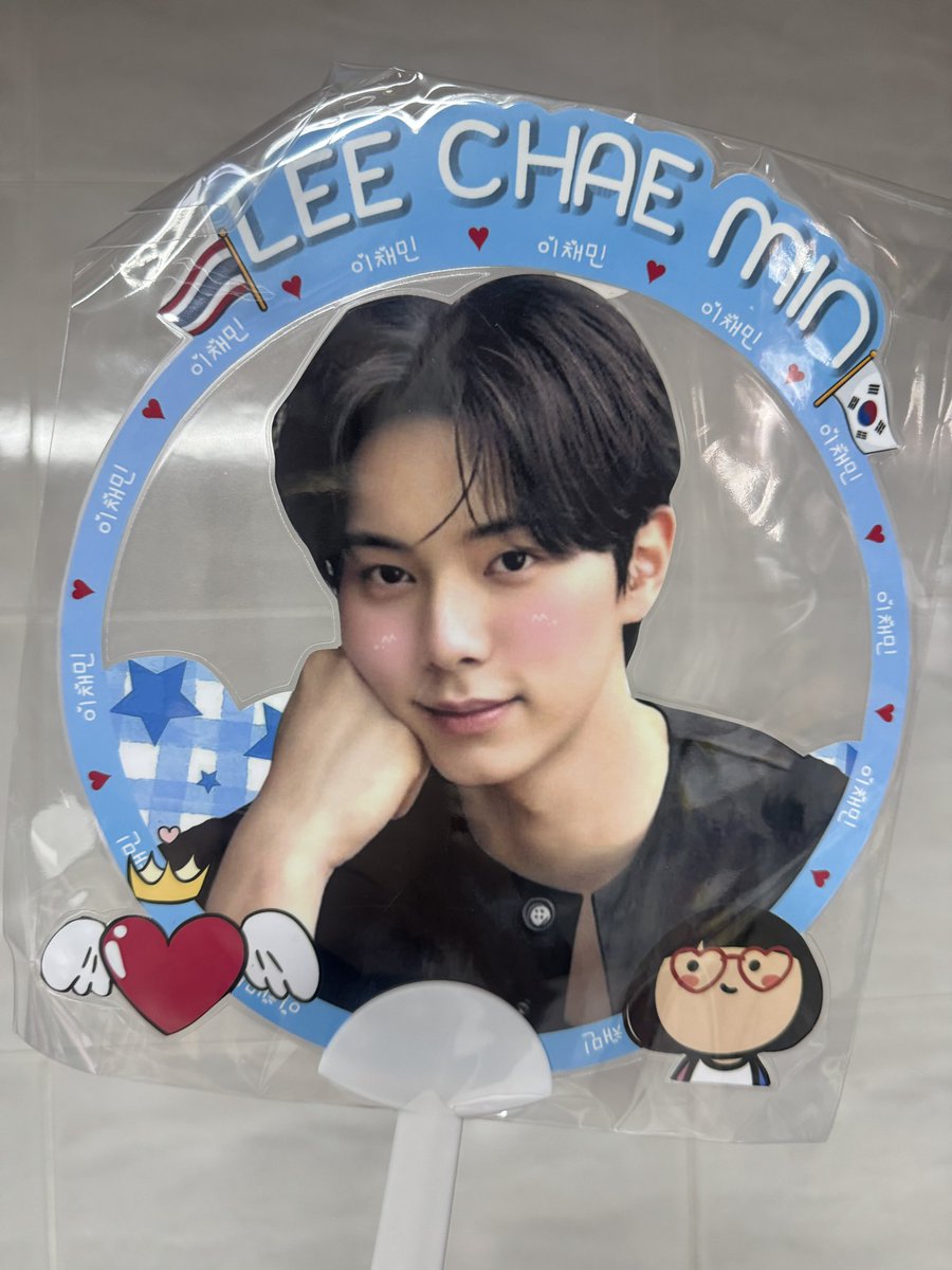 ByIdoImage's tweet photo. พัดเชียร์น้องแชมิน #LeeChaeMin มี 3 แบบ อันละ 100บ อยู่หน้างานค่ะ 👑👑#LEECHAEMIN_TOUR_IN_BKK  pls ib https://t.co/bP6FcWCLHm