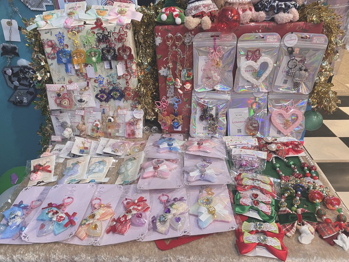 hug♡house本店 おみせばんしてます‼️🌈

OPEN 13:00 ♡ CLOSE 20:00

クリスマスエリア豪華になってる、、‼️見に来てね♪