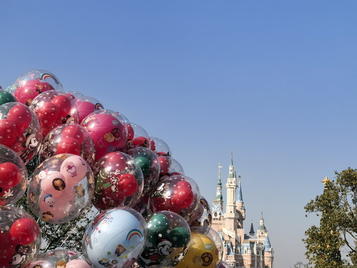 Hello Rivals，you know what day it is today, so I'm gonna check the universe here in Shanghai Disney World.#MarvelRivals