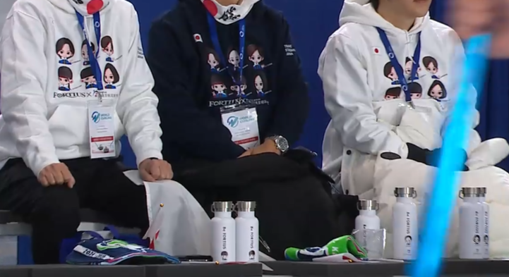 yu_zu_e's tweet photo. Olympic Qualification Event 2025
クローバーズの皆さんが現地に！
＃フォルティウス メンバーにとって
これはとても心強いアシスト🥹🍀

＃Curling ＃カーリング
（スクショは公式映像より。お顔が映らないようにスクショしましたが、問題があると思われる場合はこのポストを削除致します） https://t.co/3g2JlOwsWw