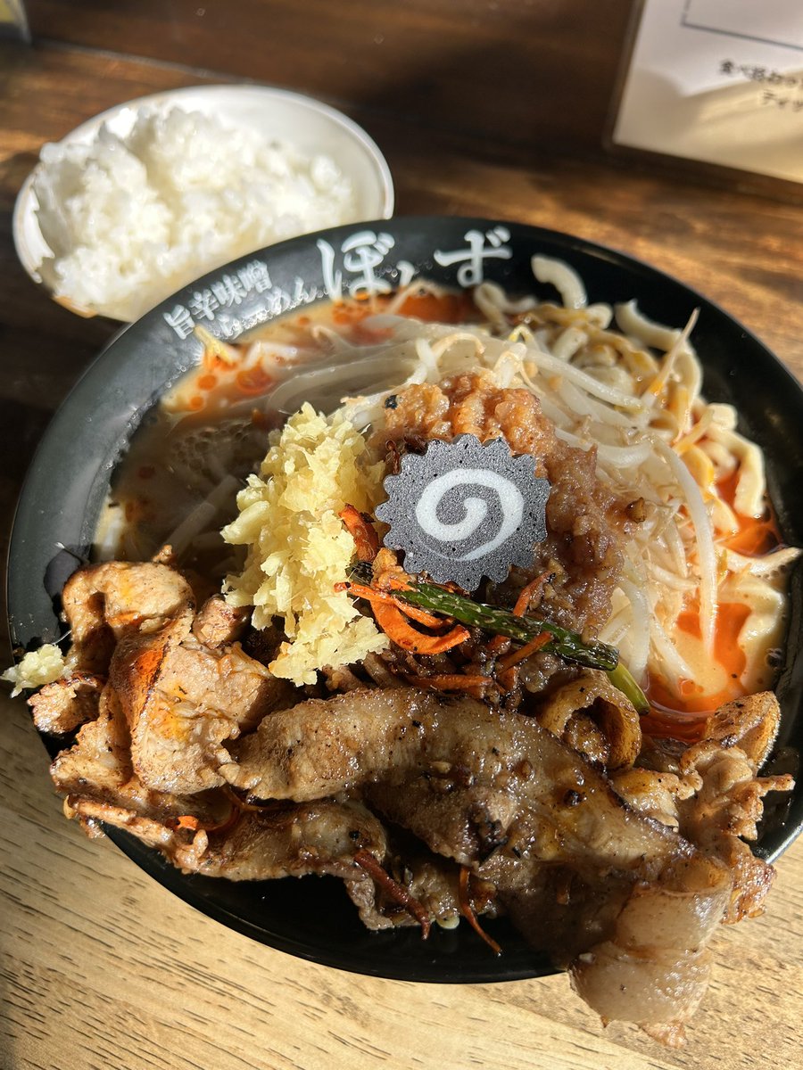 phantom_crab's tweet image. 旨辛味噌らーめん ぼんず🧭さいたま市桜区
旨辛味噌らーめん 中(ショウガ、ミソアブラ)
ライス

旨辛味噌スープにショウガ、アブラが合います🥰
ワシワシのオーション麺も最高😆
ミソアブラがめちゃくちゃ美味しいのでマシマシ以上が良いかと✨
香ばしお肉もめちゃウマで🍚も瞬殺😇
ご馳走様でした🦀✨