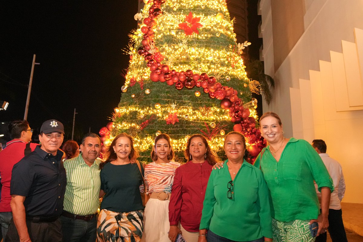 A invitación de nuestro gran amigo, Alejandro Domínguez Aveleyra, Gerente del Hotel Fiesta Americana, esta noche acompañamos el tradicional encendido de su arbolito navideño, en la Condesa, una de las tradiciones más bonitas de estas fechas que se replica en sitios, comercios y