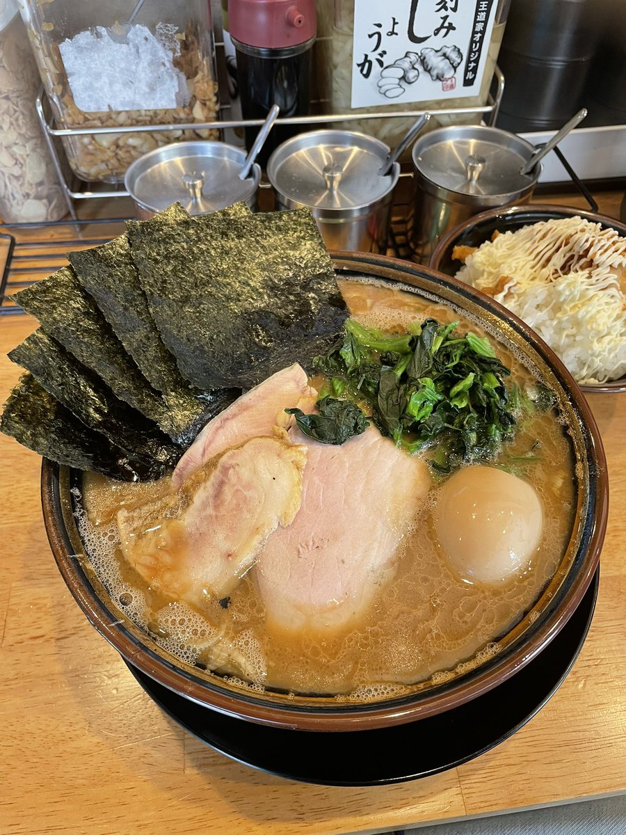 takechicool's tweet image. 伊豆の国市南條 王道鈴家で得のせラーメン大盛りを食す❗️

本日は突撃リンリンリン🎵🔔
嗚呼〜、相変わらずの美味すぎ注意報ガン無視の現場至上主義スープ🥰✨
身体の細胞が喜び勇んでおる💕🤤
この堂々たる佇まいにおもわず背筋が伸びるのであった🤘
感謝感謝🙏
#王道鈴家