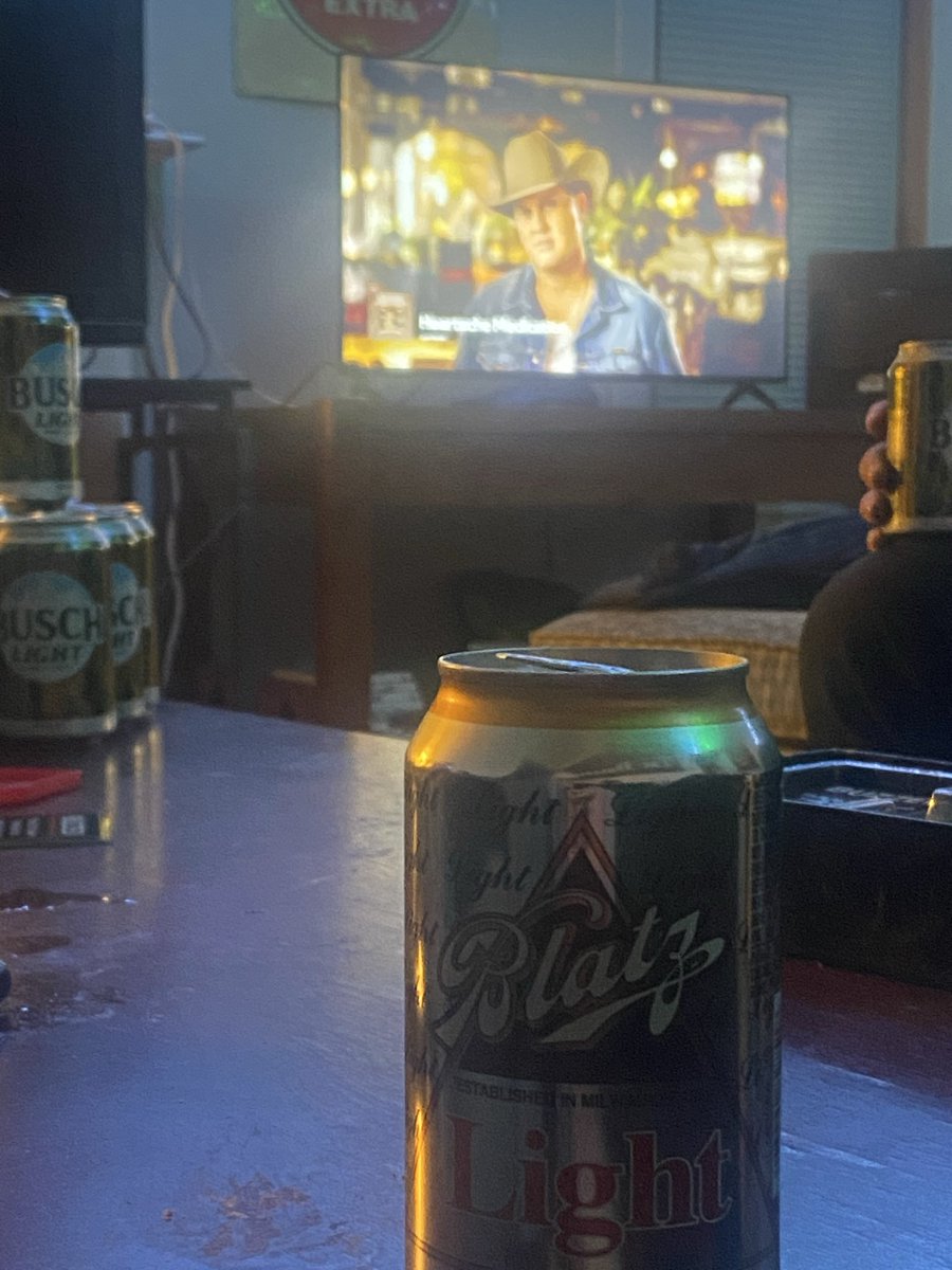 Joeyyyy59784957's tweet image. Sipping on this shit tn. It fucking sucks!! #CheapBeer