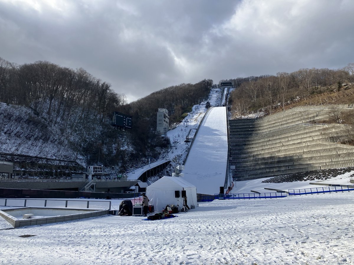 こんにちは！J:COMチャンネル特派員です🤓
🎆（今晩）大倉山冬花火2025🎆
大倉山ジャンプ競技場、 雪がしっかり積もって、会場は準備万端⛄️
みなさん、視聴準備はできていますか？ 🎆
打上げ時、会場は氷点下の予報ですが、素敵な花火をお届けできるよう頑張ります！
 
📺 本日✨18:55～生中継
🎥