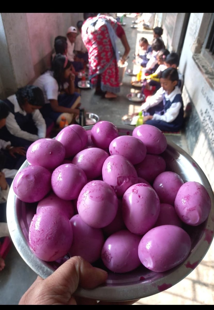 “I’ve seen boiled eggs, fried eggs, even masala eggs…
But PURPLE eggs? What’s going on here? 🤯💜”