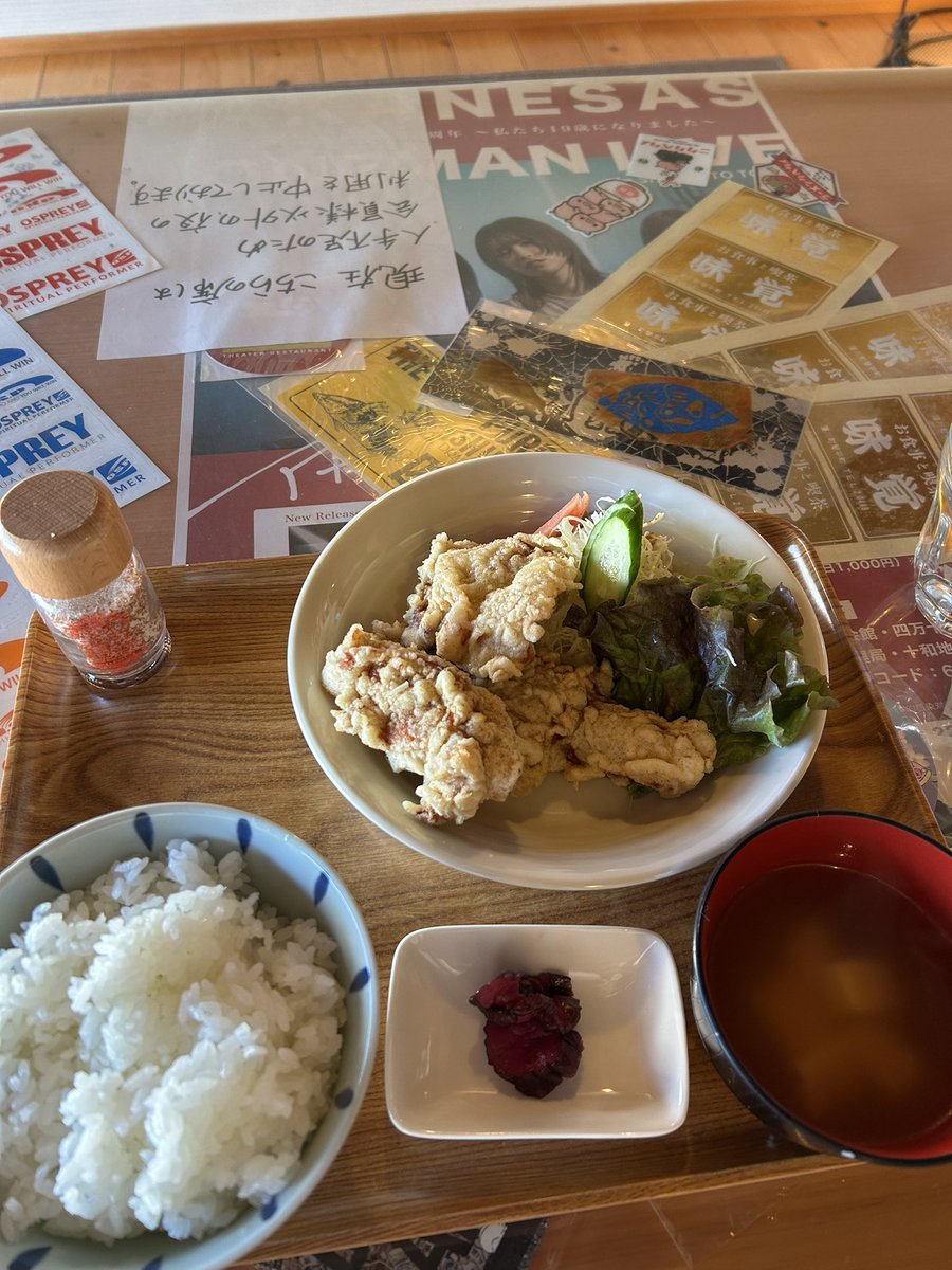 who_is_enyachan's tweet photo. アカネサスのポスターが入ってあるテーブルで美味しい唐揚げ食べた https://t.co/Tdd73nrXRW