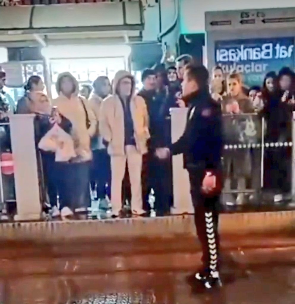 Şerefli Türk polisimizin yanındayız

 #PolisimeDokunma
#PolisiminYanındayım