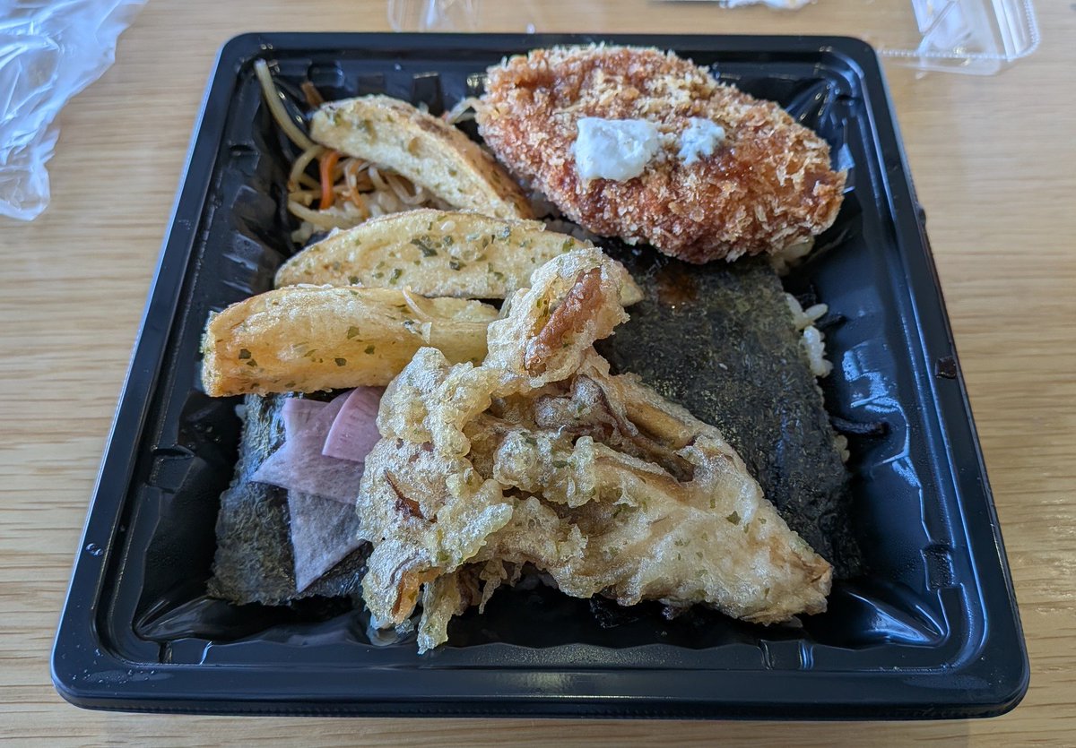 今日は夕方から職場の忘年会
なので来福3時間で帰る流れ
エヴァダイニングのマクロビのり弁
実はメインは舞茸だったりする
アミュと阪急の間の3F改札口の広場
時間調整の場にはうってつけ