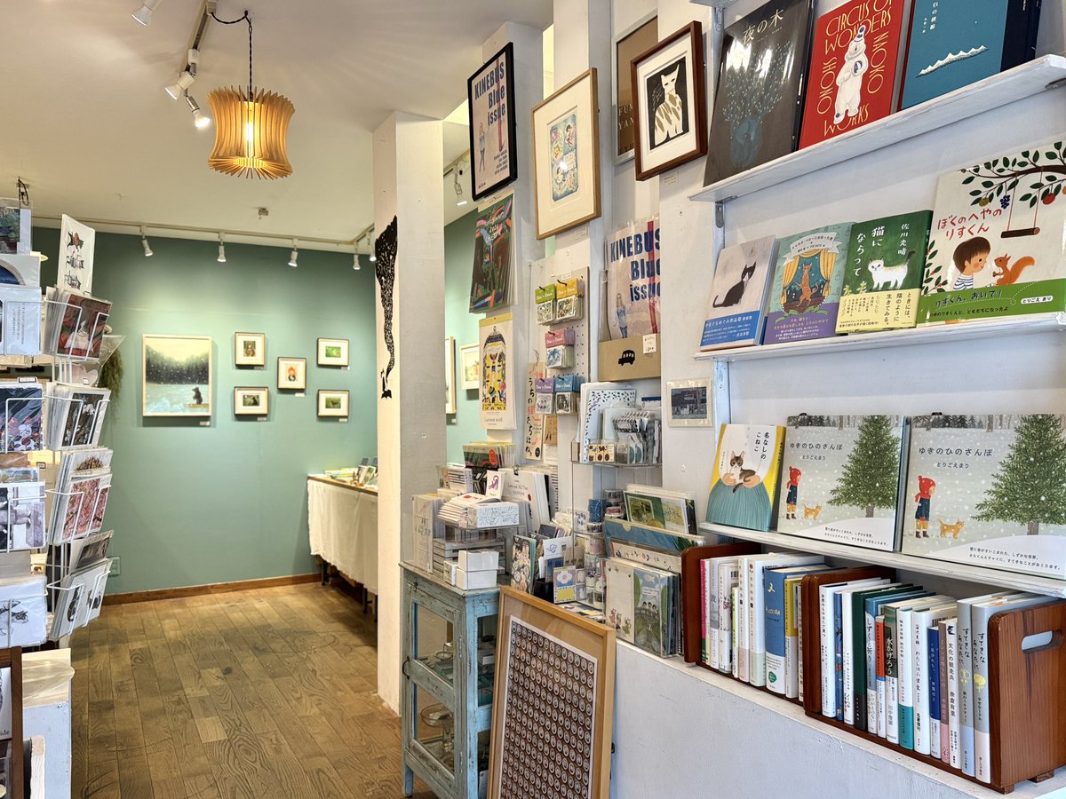 uresica's tweet image. 新しい本、再入荷の本、沢山届いています。
とりごえまりさん描き下ろし作品10点はありがたいことに完売しました。12/8（月）までご覧いただけますので見納めにお越しください。
2階の白い雪景色を「さんぽ」できるのもあと3日。どうぞお見逃しなく❄️
#とりごえまり個展さんぽ #絵本ゆきのひのさんぽ