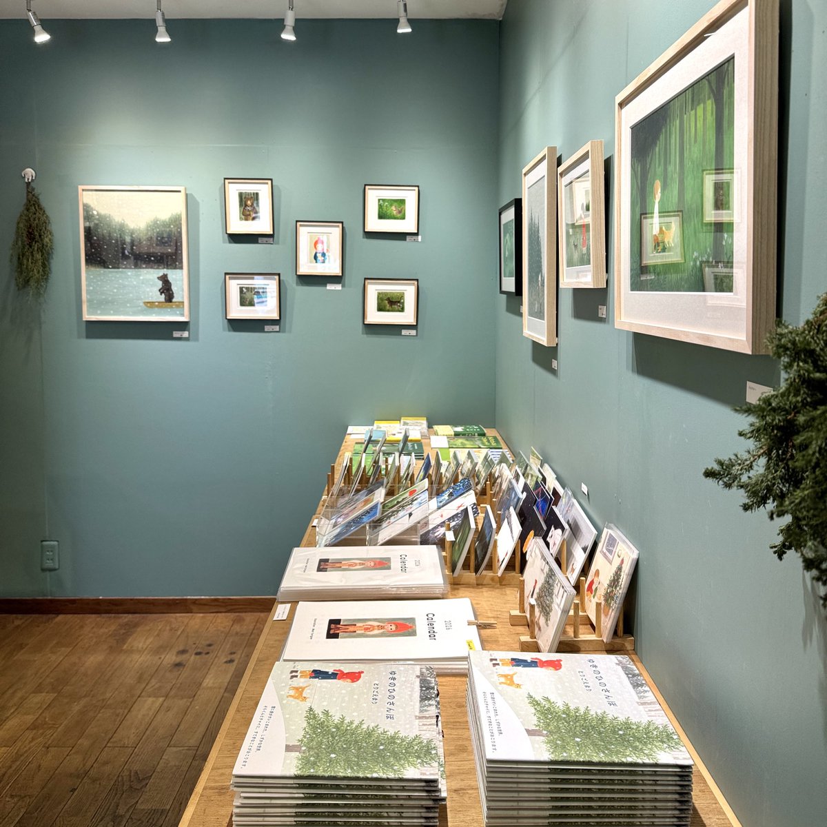 uresica's tweet image. 新しい本、再入荷の本、沢山届いています。
とりごえまりさん描き下ろし作品10点はありがたいことに完売しました。12/8（月）までご覧いただけますので見納めにお越しください。
2階の白い雪景色を「さんぽ」できるのもあと3日。どうぞお見逃しなく❄️
#とりごえまり個展さんぽ #絵本ゆきのひのさんぽ