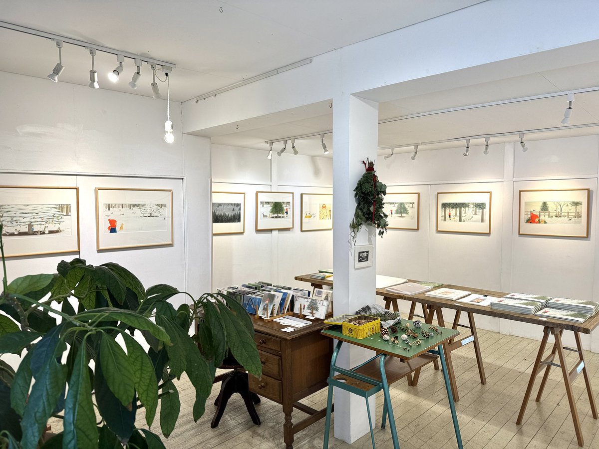 uresica's tweet image. 新しい本、再入荷の本、沢山届いています。
とりごえまりさん描き下ろし作品10点はありがたいことに完売しました。12/8（月）までご覧いただけますので見納めにお越しください。
2階の白い雪景色を「さんぽ」できるのもあと3日。どうぞお見逃しなく❄️
#とりごえまり個展さんぽ #絵本ゆきのひのさんぽ