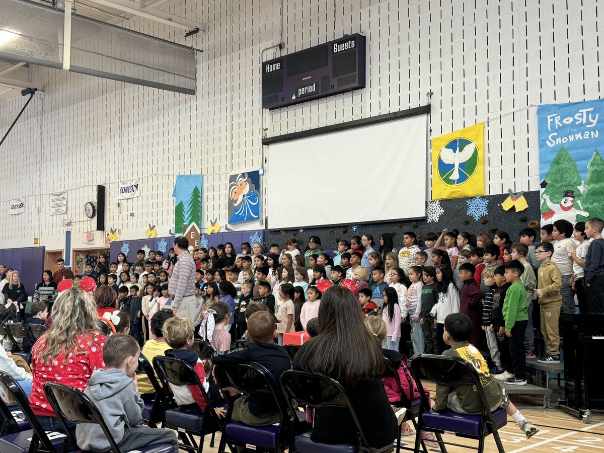 MissRignolaHB's tweet photo. Awesome job to our 3rd and 4th graders on their winter concert! ๐ถ ๐ค This was such a great performance and pumped up the holiday spirit! โ๏ธ@HamptonBaysES #WeAreHB #HBRisingTide #HBStrong https://t.co/iKaQN8Ha5T