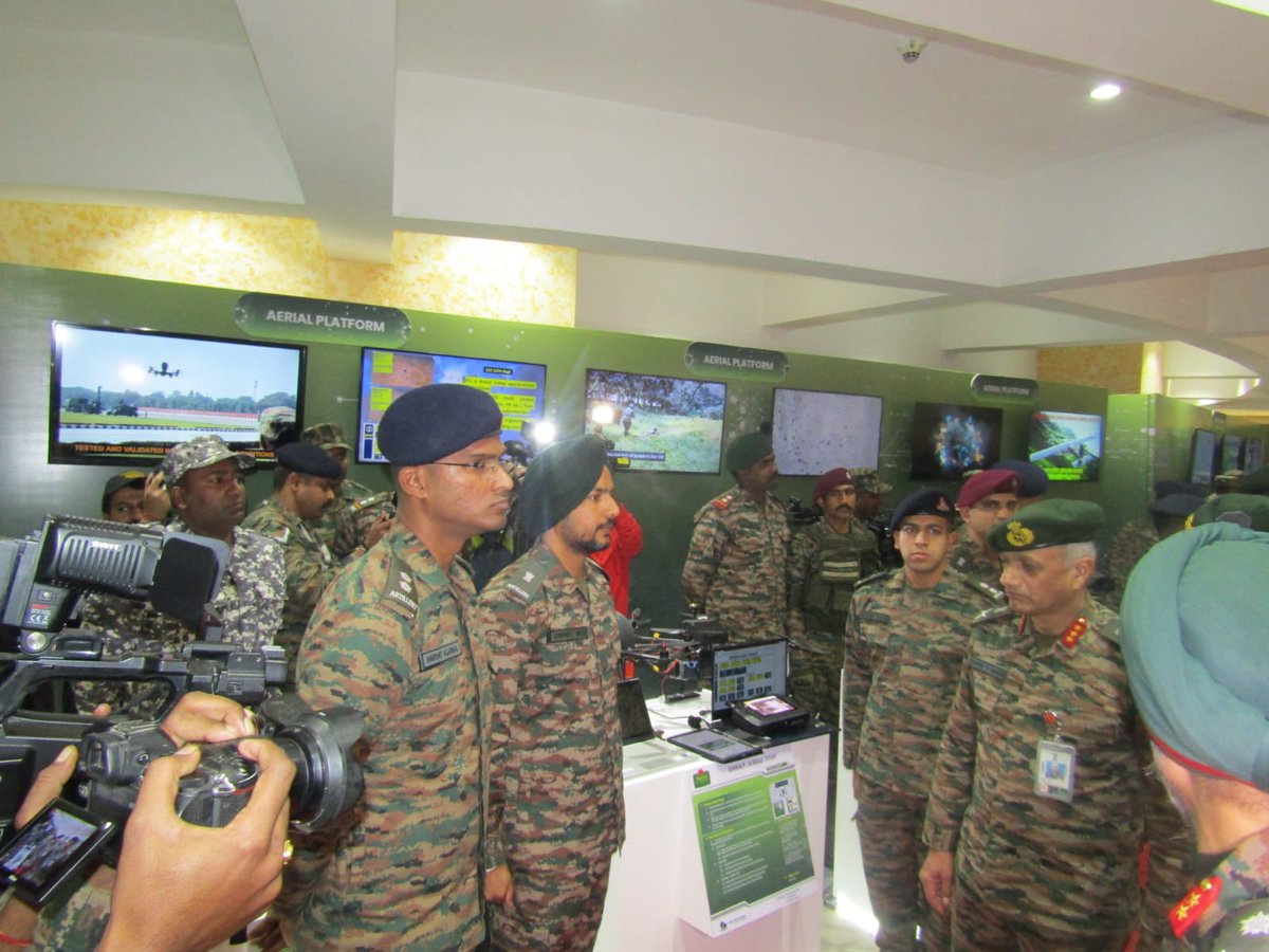 #Atmanirbharta
#YearofTechAbsorption
#DecadeofTransformation

Rising Star Corps congratulates Col Arshdeep &amp; Lt Manik Jain of #TigerDivision and Maj Atishay of Arsenal Brigade for being felicitated at Innoयोद्धा 2025 for their pioneering innovations. Their solutions embody the