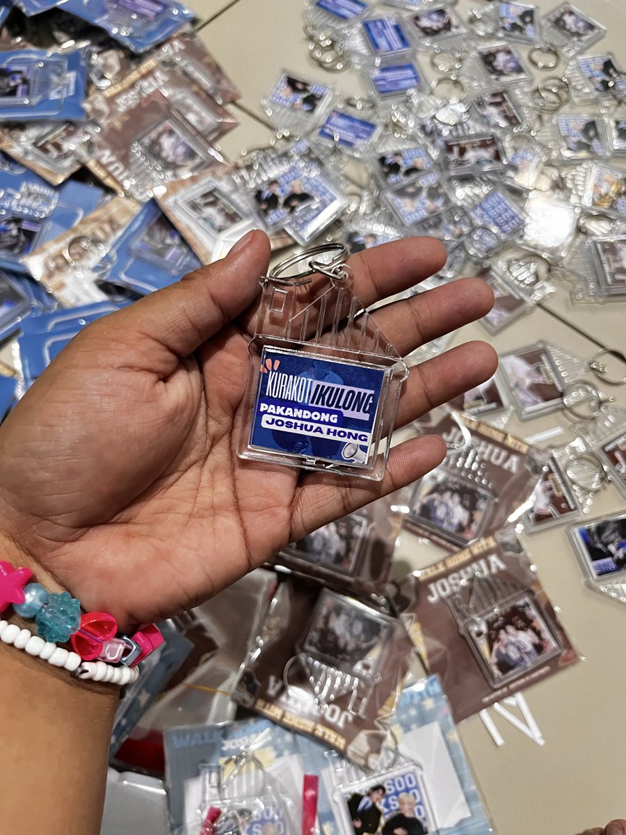 ginawan din ng keychain oh😂

#WalkHomeWithJOSHUA