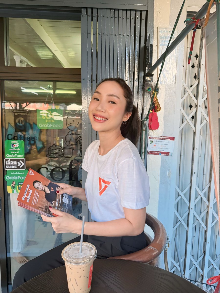 7 โมงเช้าวันนี่ ดื่นพื้นที่พบปะ พี่น้องประชาชนแนะนำตัว ในฐานะว่าที่ผู้สมัคร ส.ก. เขตคลองเตยอย่างเป็นทางการค่ะ 🧡

—

สื่อผลิตโดย นางสาว พลอย เตลาน
ที่อยู่ 39 สุขุมวิท 24 แขวงคลองตัน
เขตคลองเตย กรุงเทพมหานคร 10110
ตามวันและเสลาที่ปรากโ

#พลอยเตลาน
#พลอยเตลานคลองเตย