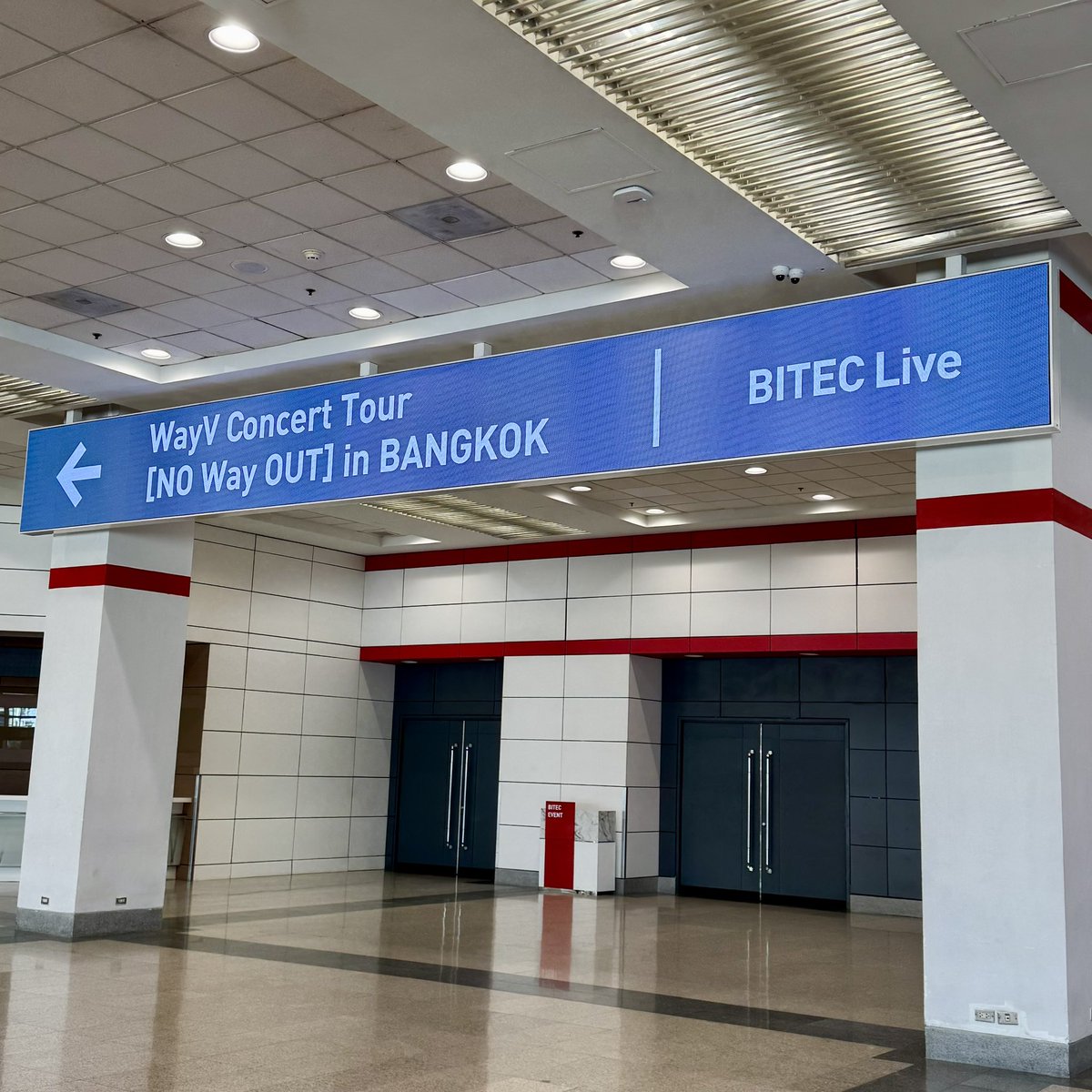 ครั้งแรกที่มาคอนเสิร์ตที่ไทย♡
#WayV_NOWayOUT_BANGKOK