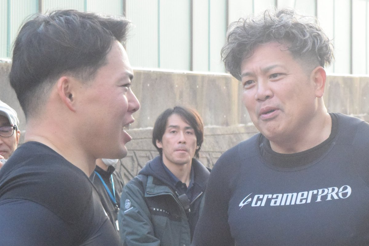 sponichikeirin's tweet photo. 【#佐世保競輪 GⅢ #開設75周年記念九十九島賞争奪戦 ３日目】

１２Ｒは #荒井崇博 が１着
レース後、角令央奈を見つけると

「明日（北津留の番手を）お願いしたいんですけど！」と頭を下げる

北津留と同県の #角令央奈 は
「冗談で一回、『ダメ』って言おうと思ってたけど、言い出せなかった」と苦笑い

その後の荒井は犬伏に「連日、世話になってるのに申し訳ない」と声をかけ
上機嫌で中川誠一郎とレース回顧