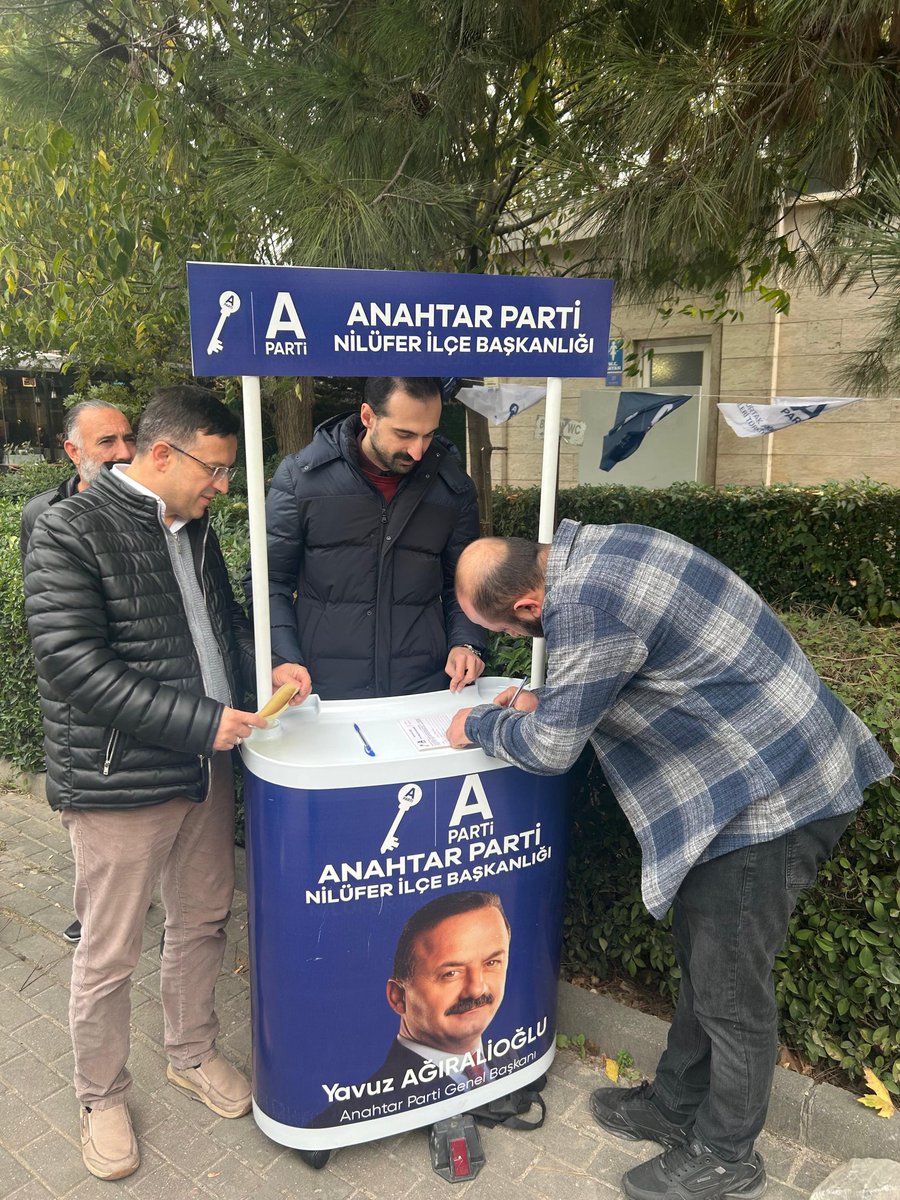 Bursa-Nilüfer ilçemizde kurduğumuz üye stantlarında vatandaşlarımızın taleplerini, sorunlarını dinliyor ve birlikte çözüm üretmenin yollarını konuşuyoruz.

Nilüfer'deki sorunların çözüm anahtarı🔑 "Anahtar parti".
<a href="/Apartinilufer/">Anahtar Parti Nilüfer İlçe Başkanlığı</a>
#anahtarparti #anahtarpartibursa #bursa