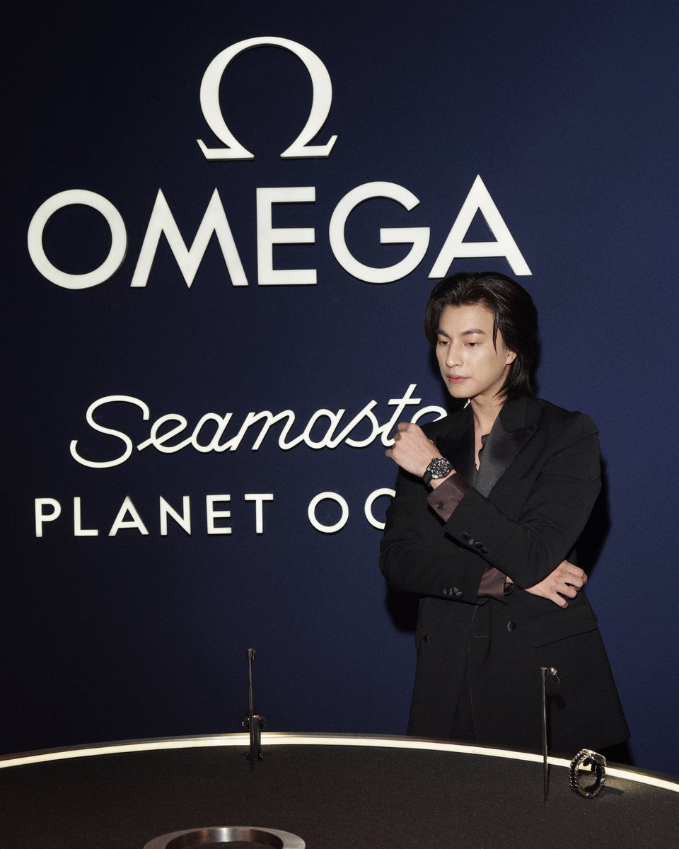 พาส่องลุคเท่แบบเนี๊ยบของ #gulfkanawut ในงานฉลอง #OMEGA Planet Ocean ที่ฉงชิ่ง ครั้งนี้เจ้าตัวมาในสไตล์เรียบหรูแต่คมกริบ และยิ่งคอมพลีตลุคให้โดดเด่นยิ่งขึ้นด้วยนาฬิกา Planet Ocean รุ่นใหม่ ที่สะท้อนดีเอ็นเอแห่งการสำรวจและความทันสมัยของ OMEGA ได้อย่างลงตัว

#GulfxOMEGA