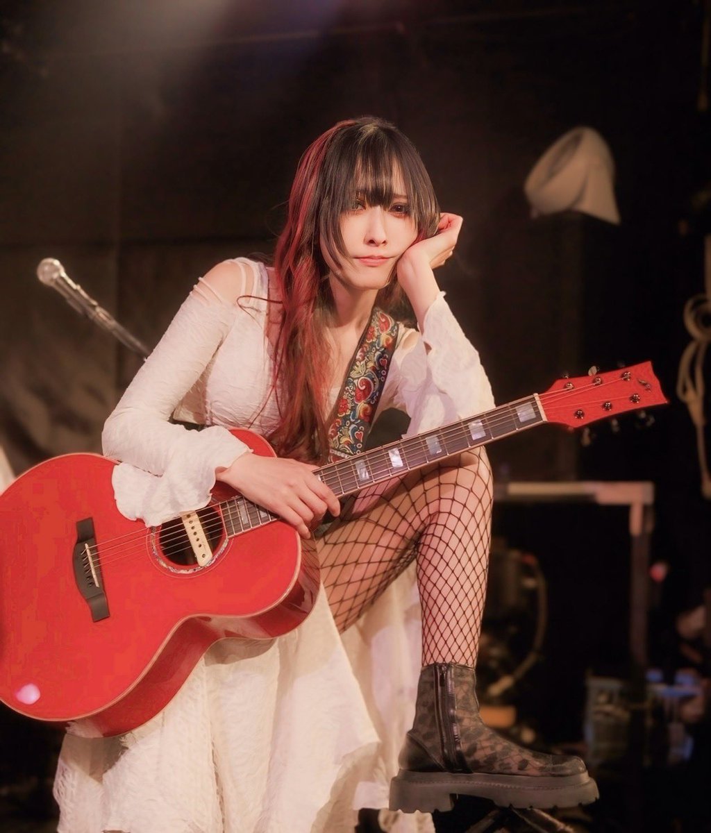 最高な相棒🩰

J-18CR Oyama Maki Signature

わたしのイメージカラー赤の
真紅じゃなくて、敢えてStageで映えるキャンディレッドに彩っていただきました。

またアコースティックでもLiveしたいな🌹
#Morris