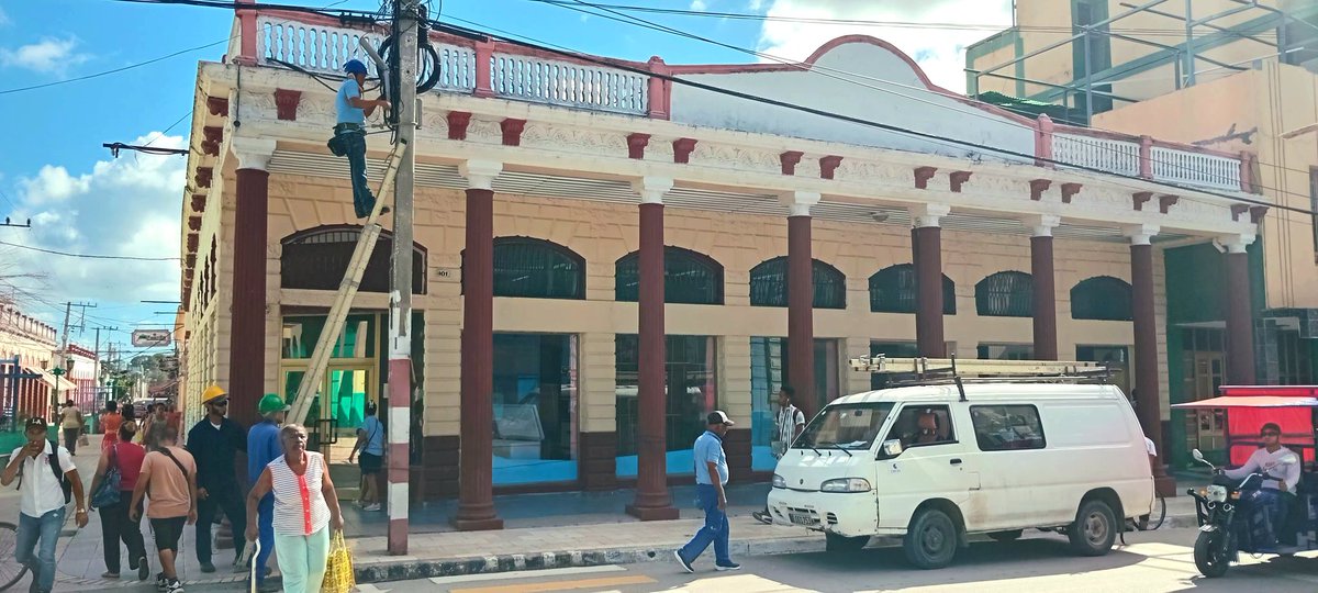 Para mantener la vitalidad de los servicios telefónicos, nuestros #HéroesDeAzul continúan con las  labores de reparación en el municipio guantanamero.
#EtecsaConCuba 
#Guantánamo