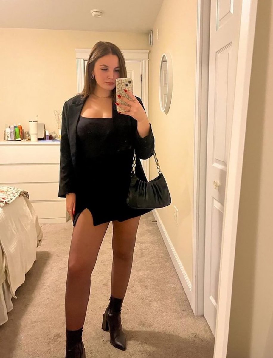 HoseNheelbabes's tweet image. Love those sheer pantyhose legs and ankle boots 😍