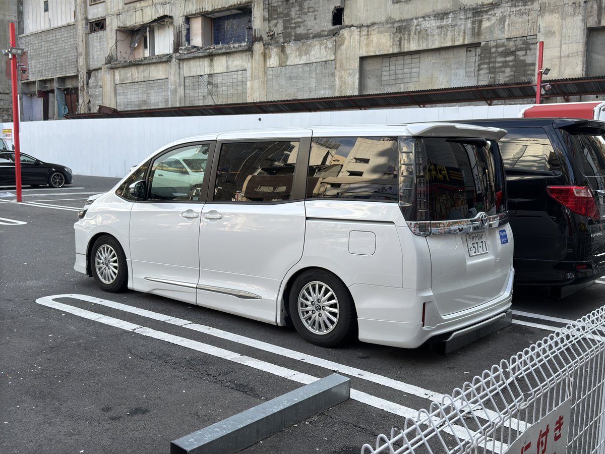 このレンタカー借りたい。
大阪で見たけどどこで借りれるんだろ？？
流石にモデリスタ？にローダウンはイカつい
