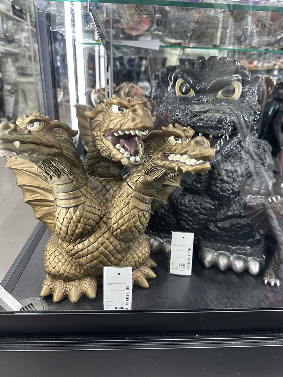 ゴジラの貯金箱はよく見かけるけど、キングギドラの貯金箱初めて見た