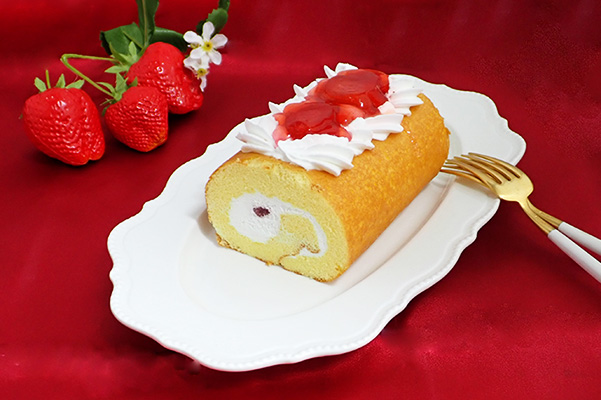 plecia_jp's tweet photo. 12月ですね
苺の季節がやってきました🍓
苺のショートケーキをイメージしたロールケーキとタルトが登場🍓ほどよい甘さのホイップクリームと甘酸っぱい苺のバランスがGOOD！
クリスマスにもピッタリです🎄✨ https://t.co/sssbZmjOUe