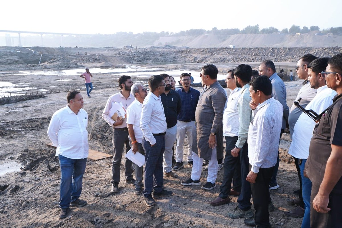 wrd_gujarat's tweet photo. મહિસાગર નદી પર પોઇચા વિયર પ્રોજેક્ટ (તા. સાવલી) ની પ્રગતિ ની આજે શ્રી ઇશ્વરસિંહ પટેલ, માન. જળસંપત્તિ મંત્રીશ્રી અને શ્રી કેતન ઇનામદાર,  માન. ધારાસભ્યશ્રી દ્વારા સ્થળ મુલાકાત લેવામાં આવી.
વિભાગના મુખ્ય ઇજનેર અને અધિક સચિવશ્રીએ પ્રોજેક્ટની કામગીરી અને લાભોની રૂપરેખા આપી.
(૧/૨) https://t.co/MfOhmdIseJ