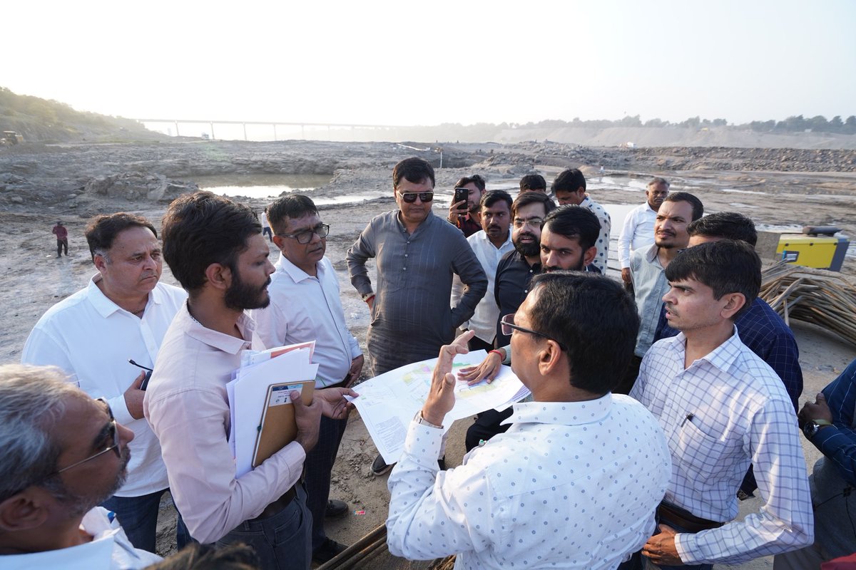 wrd_gujarat's tweet photo. મહિસાગર નદી પર પોઇચા વિયર પ્રોજેક્ટ (તા. સાવલી) ની પ્રગતિ ની આજે શ્રી ઇશ્વરસિંહ પટેલ, માન. જળસંપત્તિ મંત્રીશ્રી અને શ્રી કેતન ઇનામદાર,  માન. ધારાસભ્યશ્રી દ્વારા સ્થળ મુલાકાત લેવામાં આવી.
વિભાગના મુખ્ય ઇજનેર અને અધિક સચિવશ્રીએ પ્રોજેક્ટની કામગીરી અને લાભોની રૂપરેખા આપી.
(૧/૨) https://t.co/MfOhmdIseJ