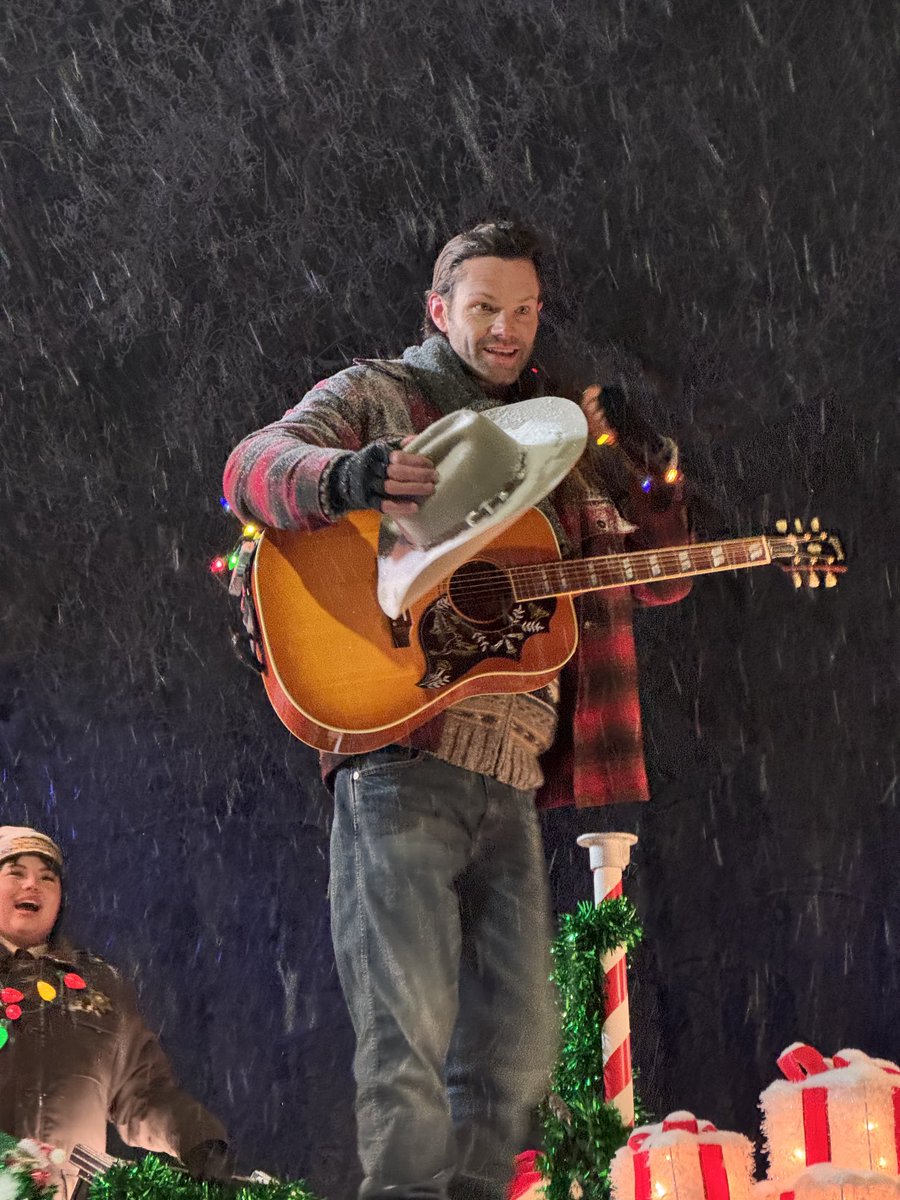 gewlsFFI's tweet image. meeting Jared Padalecki again was well worth hanging outside in the freezing cold for 3 hours