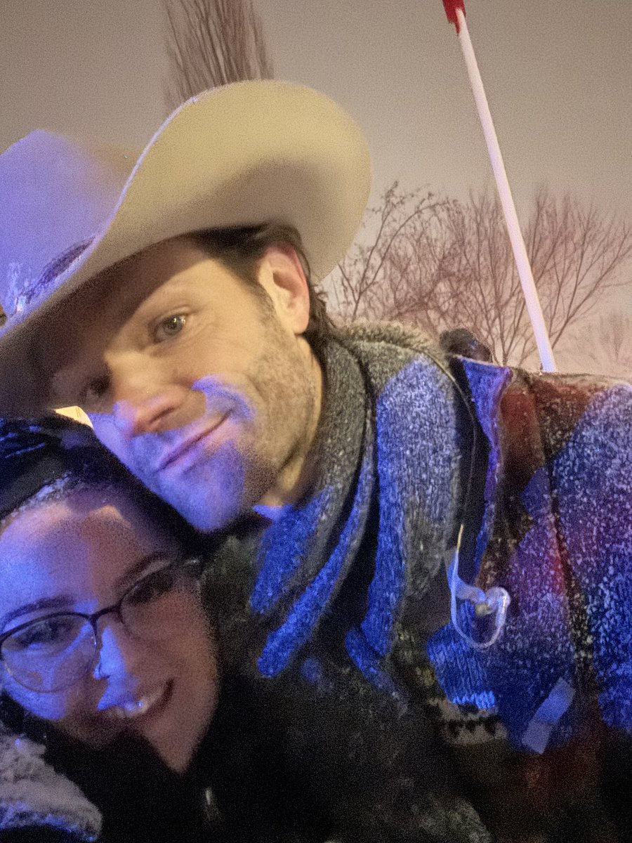 gewlsFFI's tweet image. meeting Jared Padalecki again was well worth hanging outside in the freezing cold for 3 hours