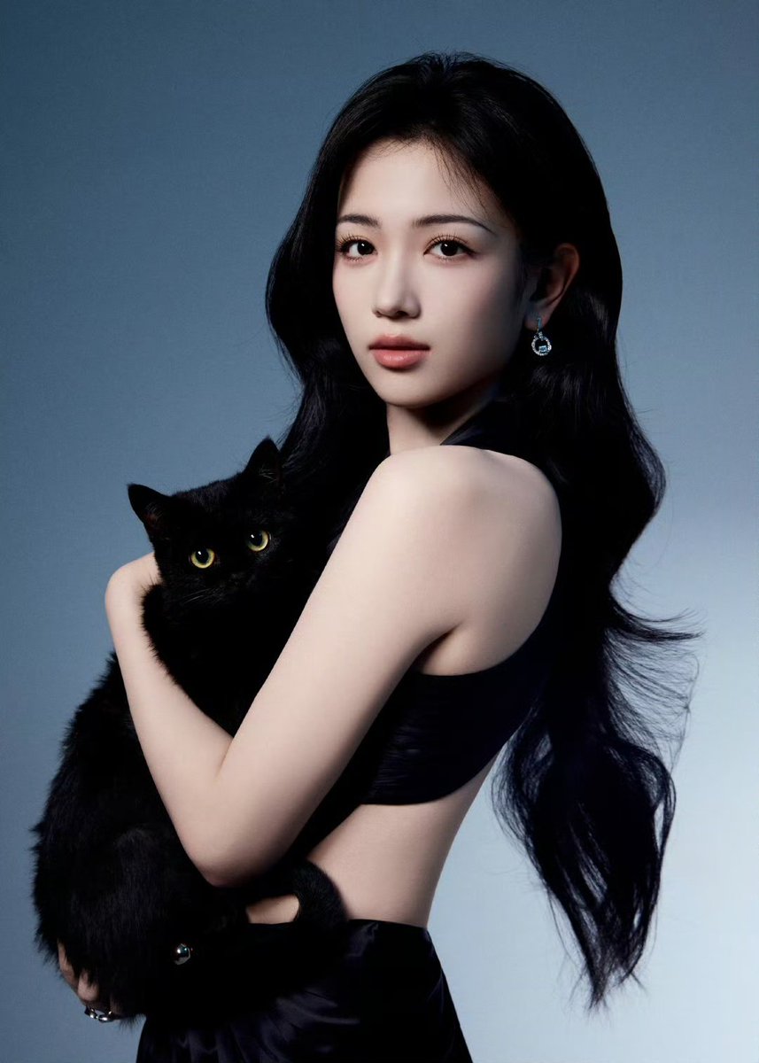 kohanasaku's tweet image. "Fu Ling didn't bring Xixi 🐈‍⬛✨🐾"

You tell Dai Luwa to get over Fu Ling, and not only will she mention Fu Ling again on the jumbotron, but Xixi too. 🤭 Love that for her and love her for that. #DaiLuwa #FuLing