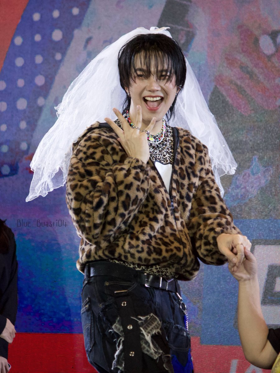 Will you marry me 💍👰

BUILD BKK FANSIGN

#UNLEASHTHEBUILDDAY1