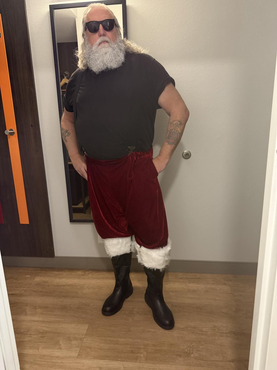 nawtylistsanta's tweet photo. Getting ready to go out!@ #dilf #bi #dirtysanta https://t.co/9nZn0evCuG