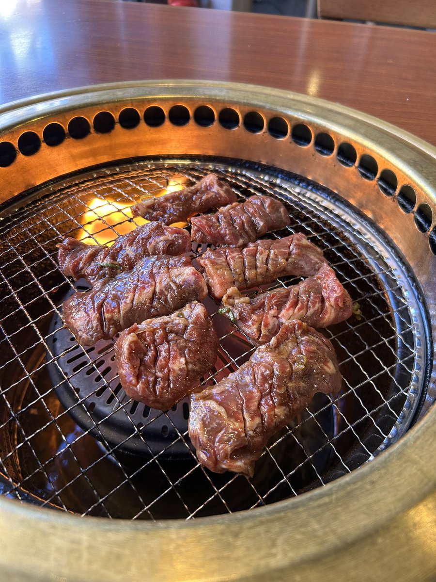 chii5741's tweet photo. 道頓堀にあるからインバウンド向けの
味と価格かなと思ってたけど
想像以上に美味しかった！
特盛ハラミ定食（950円）
いろりや道頓堀店っていうお店！ https://t.co/z3BI7B7TyT