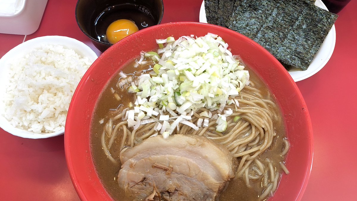cutiecookie131's tweet photo. 97 宮野木 コジマル
味噌󠄀ラーメン細麺中 長ネギ 海苔 生卵 ライス からあげ

からあげ開始ポストに惹かれ！
大分ポストの画像と見た目違うけど、始まったばかりな���で仕方なし👍 https://t.co/75kRwik3CK
