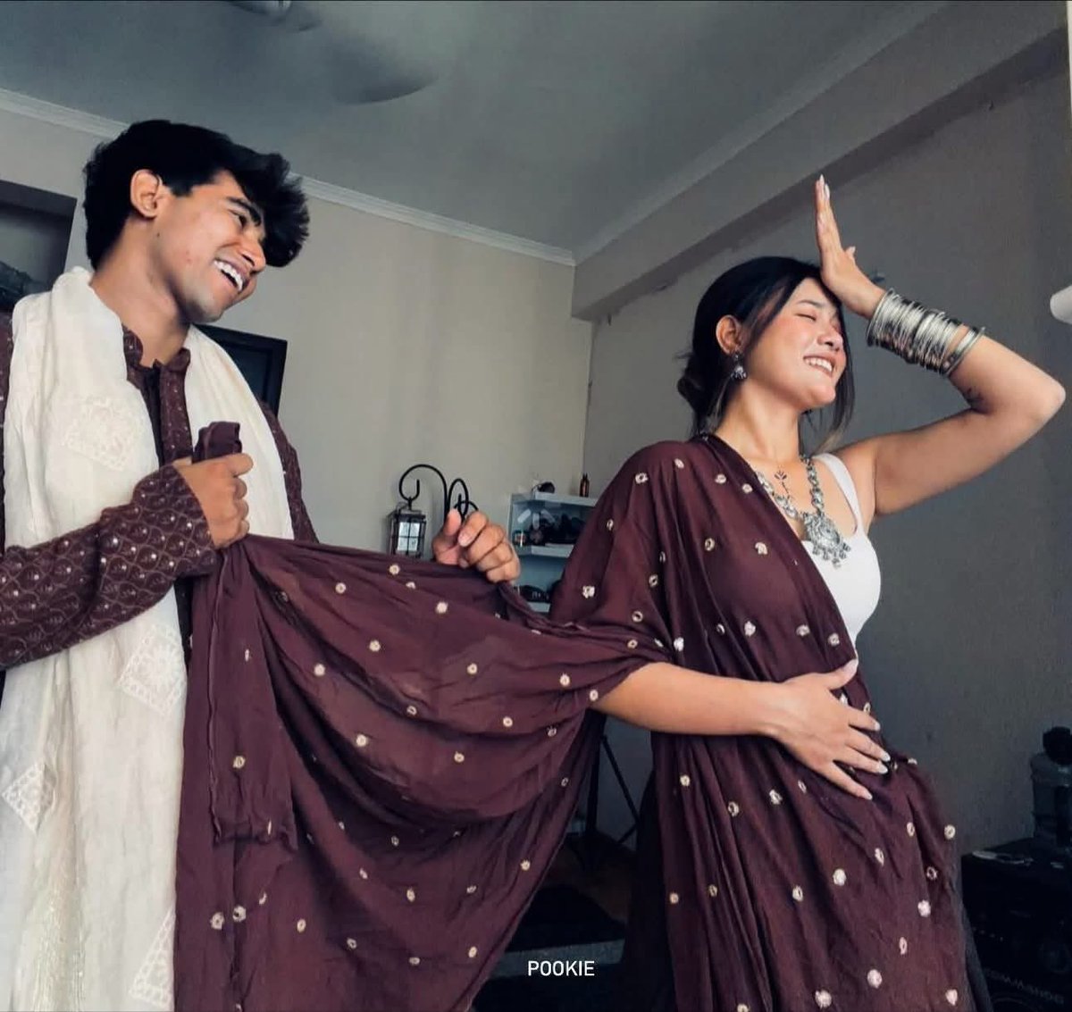 یہ شرارتیں ہی تو پیار کی اِک خوبصورت نشانی ہے
کہیں ہنسی میں کوئی راز نیا چھپا رکھا ہو گا

یہ کھینچا تانی تو صرف اِک بہانے کی طرح ہے
ورنہ اِس بندھن کو کون توڑ سکتا ہے بھلا

#انتخاب_محسن #اردو_زبان