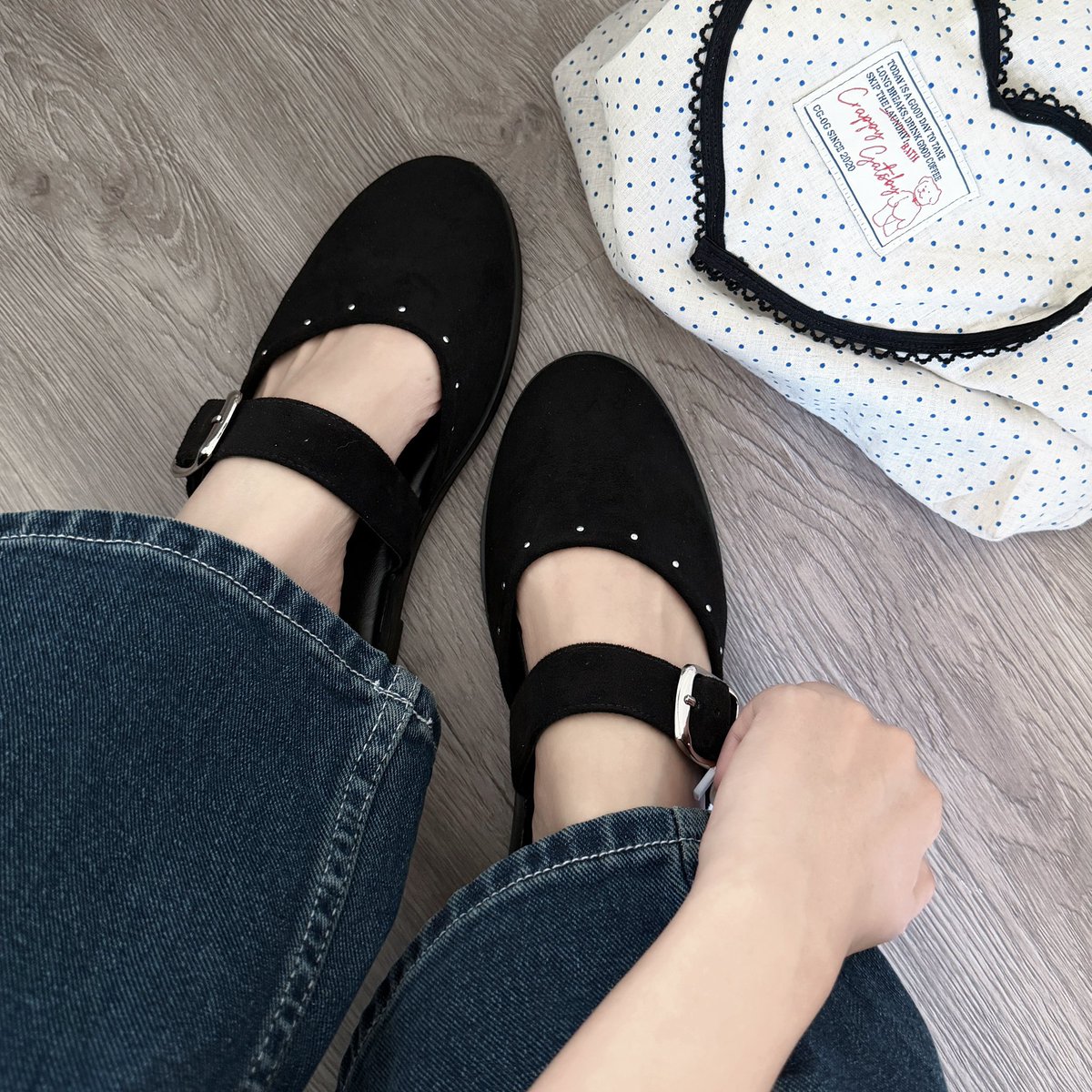 คอนเฟิมว่าแตะที่ใส่กับยีนส์แล้วไม่มอม ต้องให้ของ womenager จริงๆ 🤏🏻 รุ่น jane ใส่แล้วเท้าเรียว ยิ่งสีดำของแบรนด์ใส่แล้วขับผิวเท้าสว่างมาก ทั้ง 2 รุ่นเลย เจอแดดยิ่งสวย ;-;