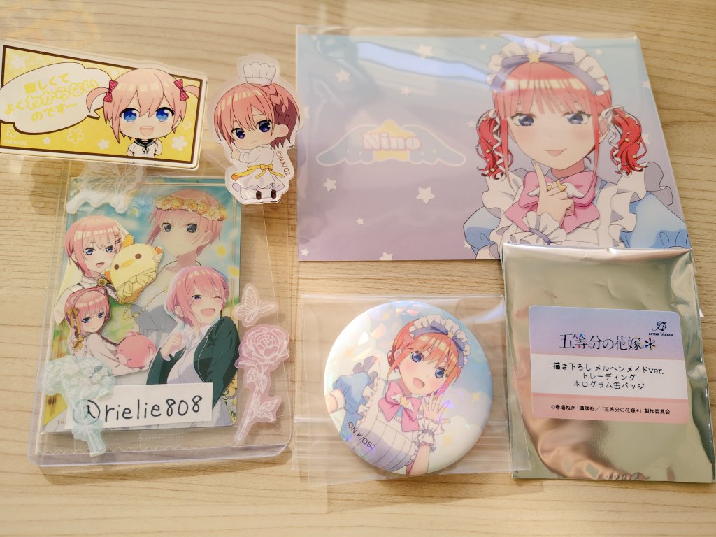 交換】五等分の花嫁 ロフト 缶バッジ ポストカード 特典 譲)二乃、四葉