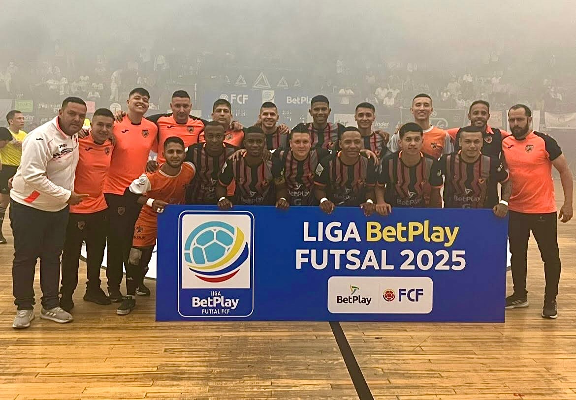 VOLVIENDO A LO MÁS ALTO
Club Deportivo Lyon de Cali venció 6-7 por penales en Bello al Real Antioquia, tras el 7-7 del Global, y se quedó con la Liga Profesional de Futsal ⚽️ 2025.

Es el 2º título para los Leones, consagrándose luego de 14 años, cuando lograron ser los primeros