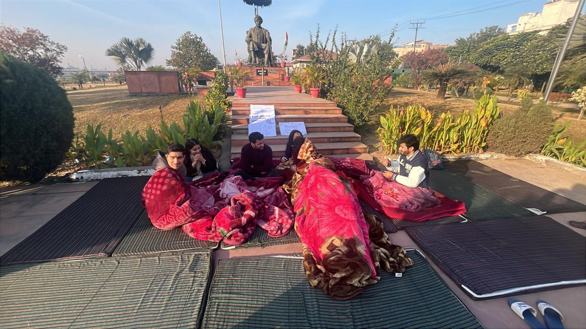 iamsahilparray's tweet image. Look at this. These JKAS aspirants are sitting out in minus temperature, wrapped in blankets, on a hunger strike.
Can’t you see their agony? Are they asking for a kingdom? A throne? A heaven? No just a fair chance to sit in an exam. Why this level of insensitivity?
Don’t you have