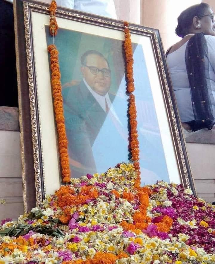 BUDDHESH16's tweet photo. मानवता के कल्याण के लिए अपना पूरा जीवन समर्पित करने वाले,दुनिया के सबसे बड़े लोकतांत्रिक देश भारत के संविधान निर्माता तथा करोड़ों दलितों,शोषितों और वंचितों के मसीहा भारत रत्न परम पूज्य बाबा साहेब डॉ. भीमराव अंबेडकर जी के परिनिर्वाण दिवस पर उन्हें कोटि-कोटि नमन
🙏💐🙏💐 https://t.co/Qm5fBz7Egp