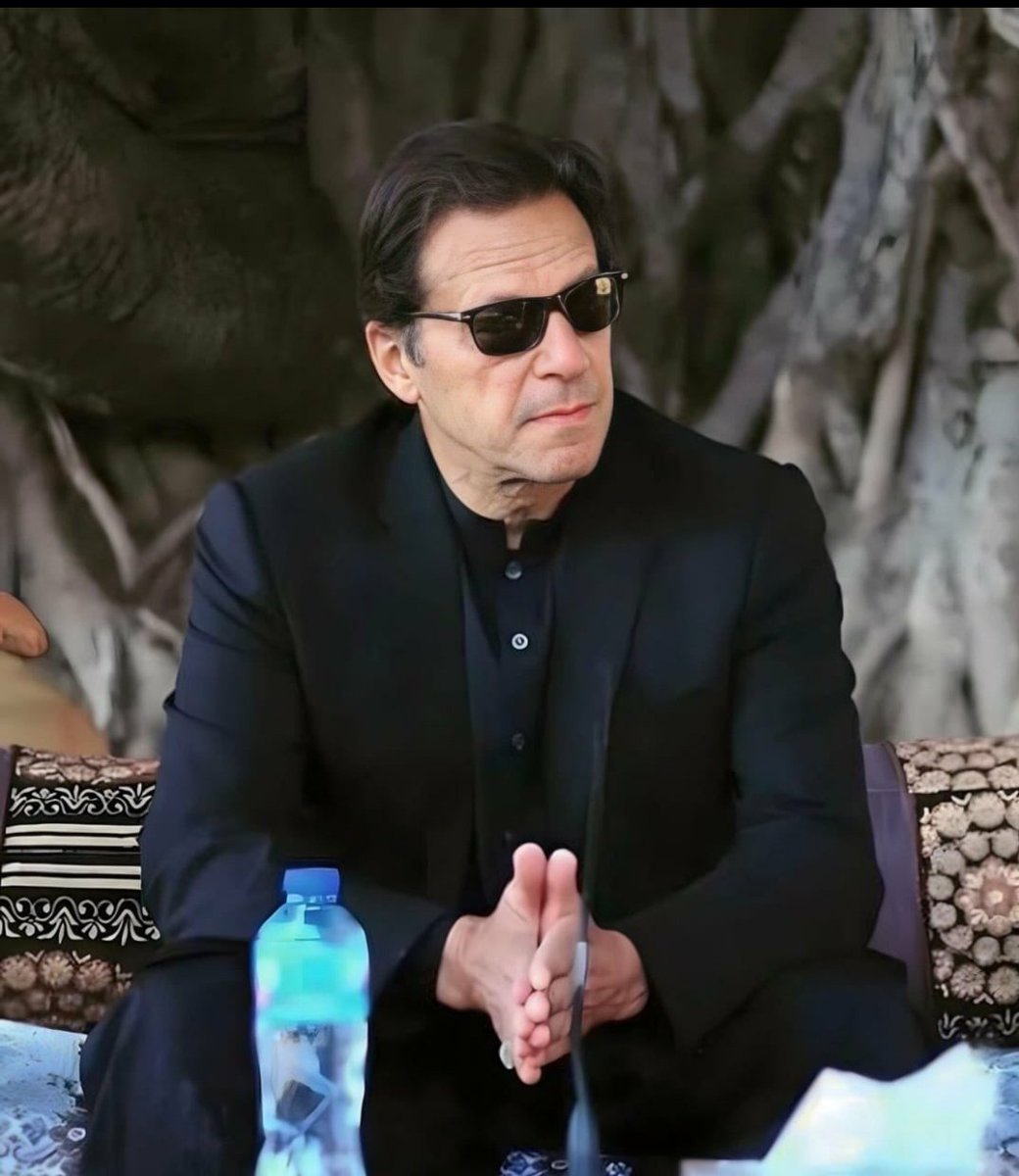 ShahlaAli5's tweet photo. They should start making new strategies to tackle this situation 
Ik is behind the bar,His party is distracted and distributed ,
He is alone fighting inside ,living terribly 

but still more powerful than all of them in the power BECAUSE nation is with him 

#عمران_خان https://t.co/2Qn4X58g4X
