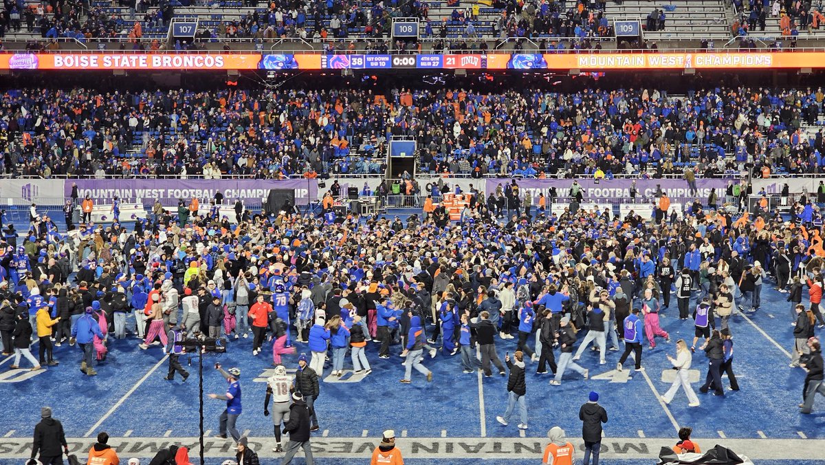 This is what winning championships looks like. Maybe now that UNLV doesn't have to worry about Boise State they'll get one. Sorry to judge a fan base on a couple people but I won't miss them.